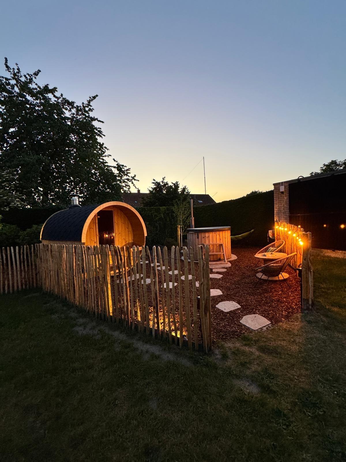 ZenZalea — privé wellnesstuin met sauna en hot tub in avondlicht