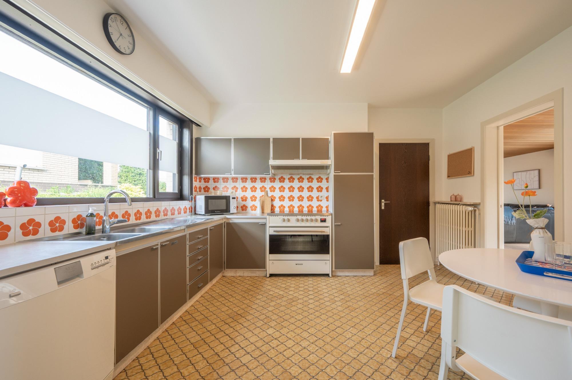 Volledig uitgeruste keuken met groot raam
